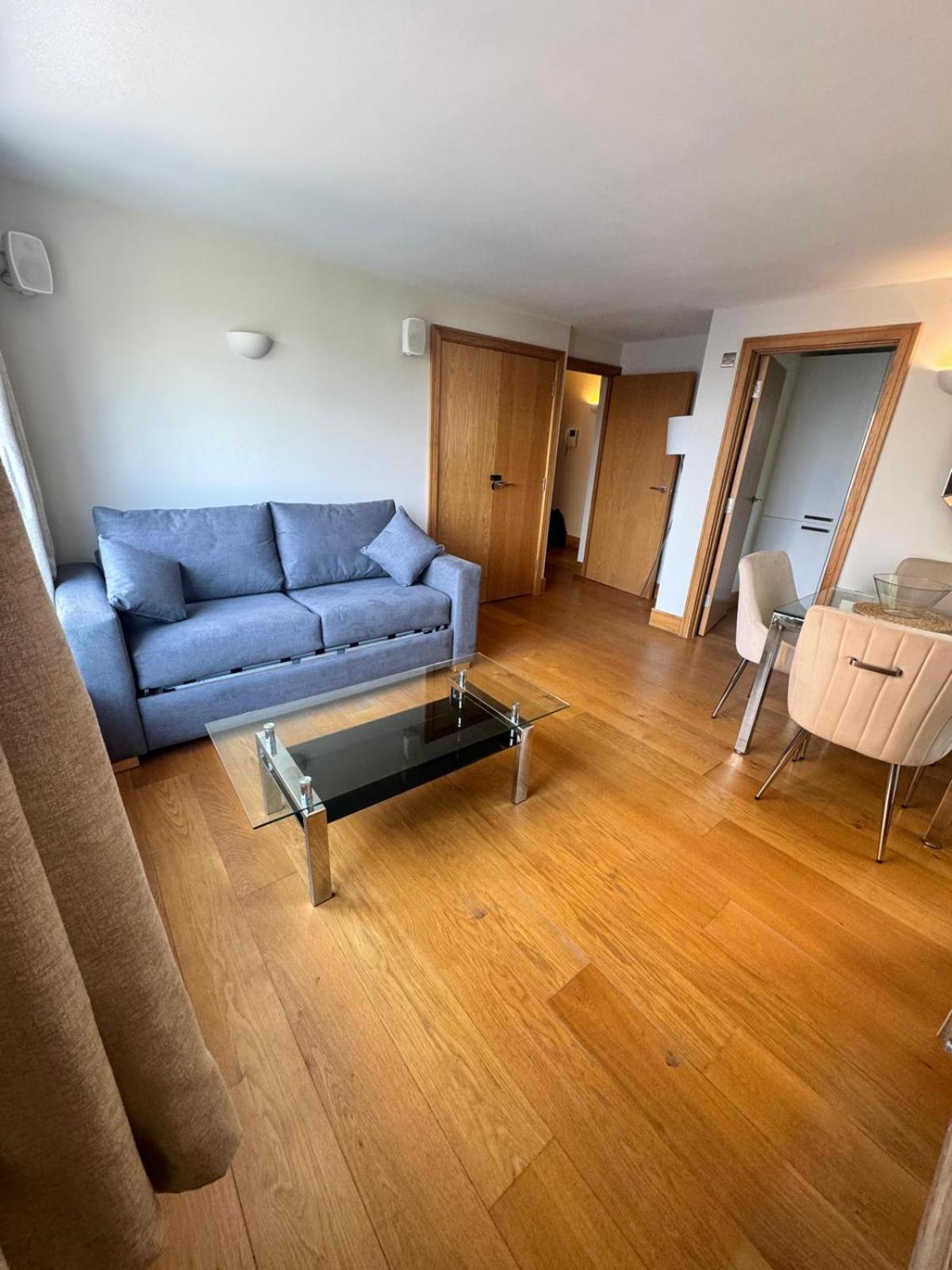 Westwood House Апартаменты