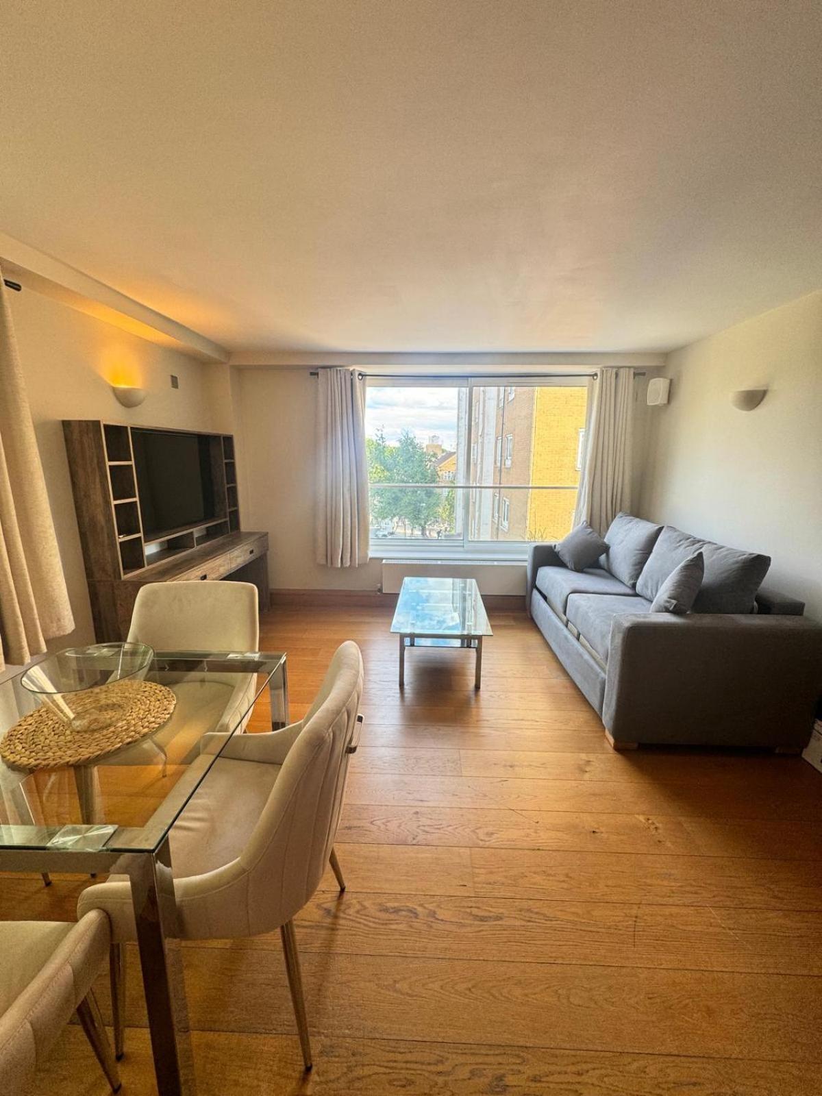 Westwood House Апартаменты