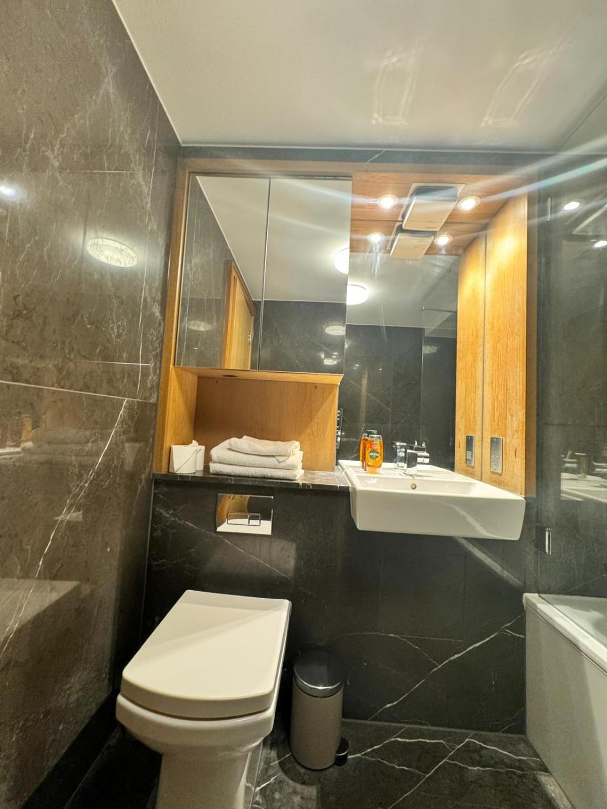 Westwood House Апартаменты