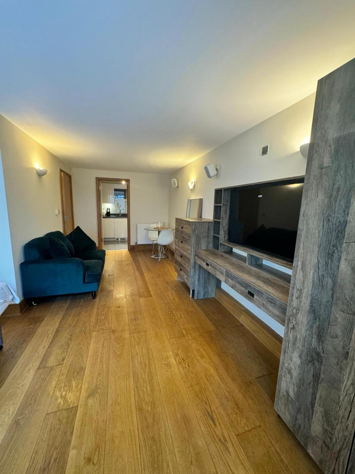 Westwood House Апартаменты