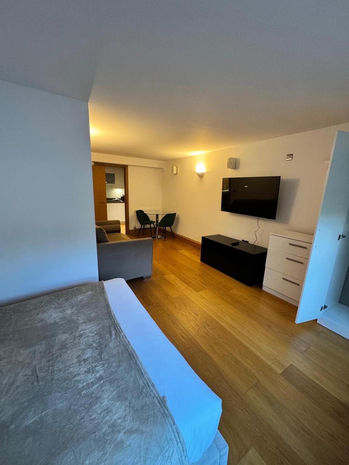 Westwood House Апартаменты