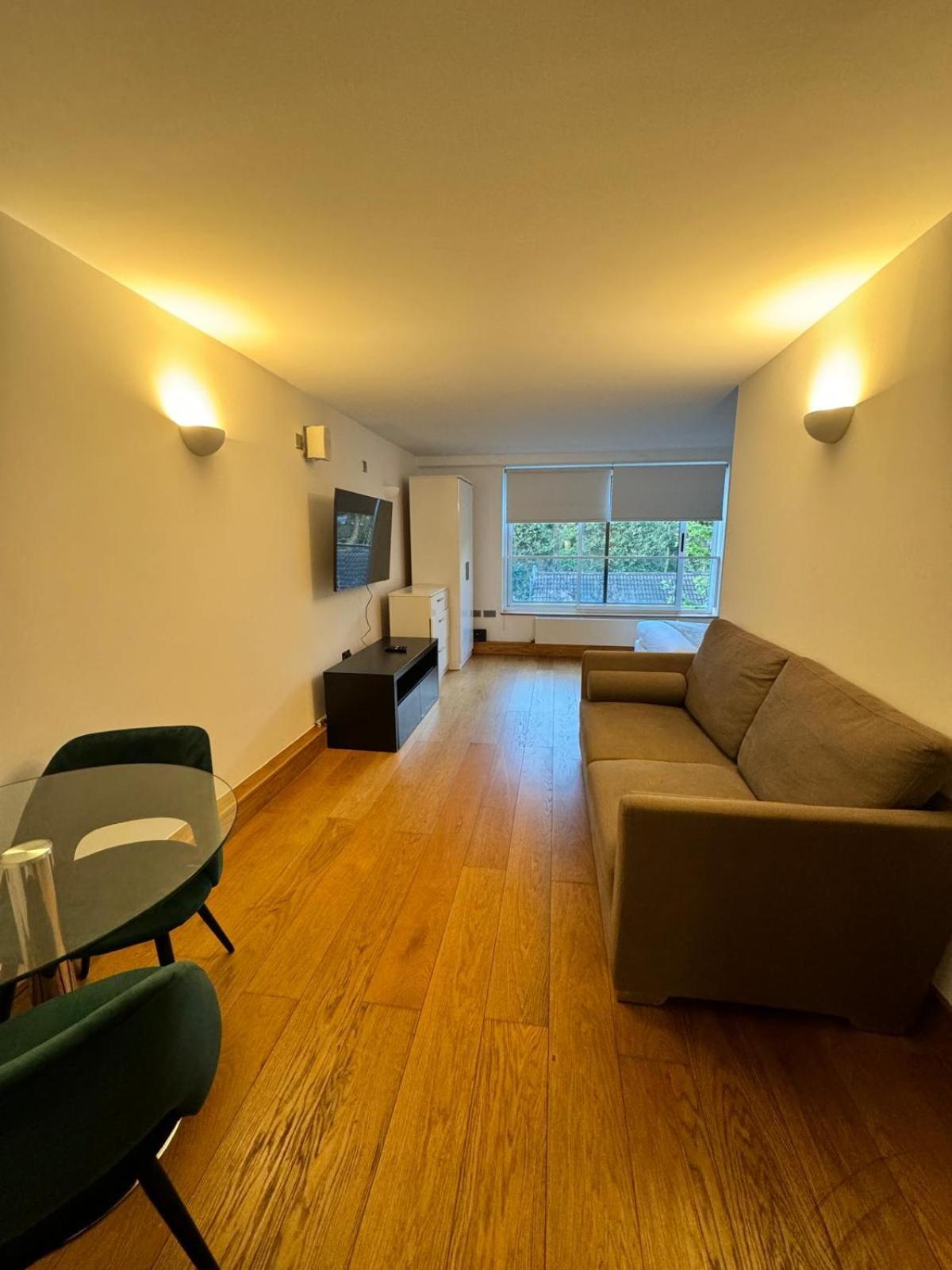 Westwood House Апартаменты