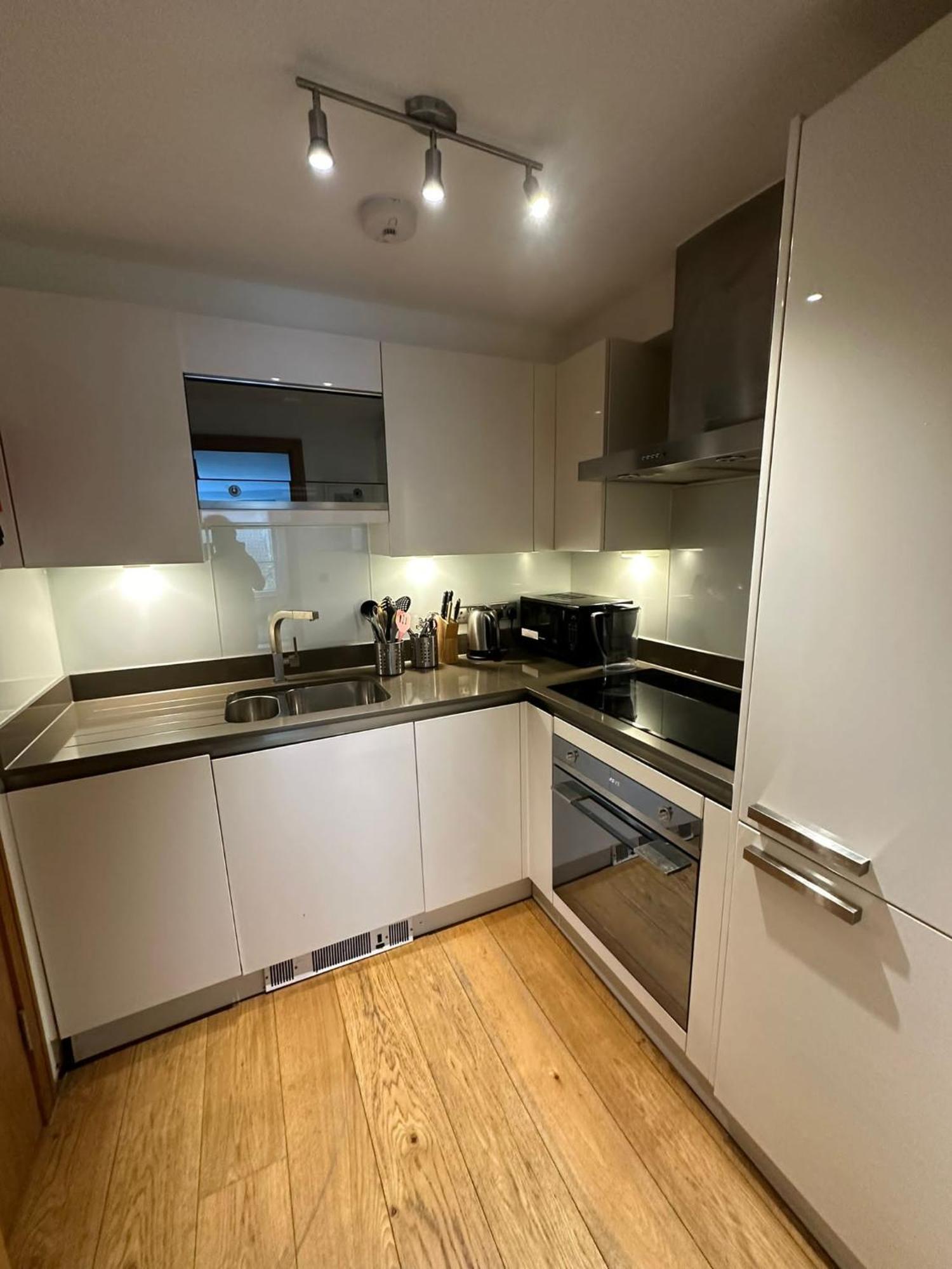 Westwood House Апартаменты